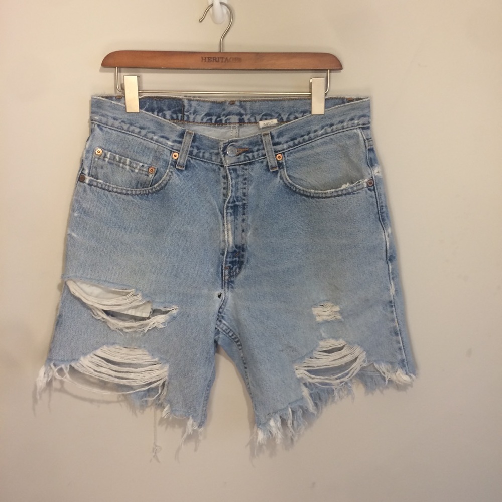 Levi’s 550 Distressed Cut-offs